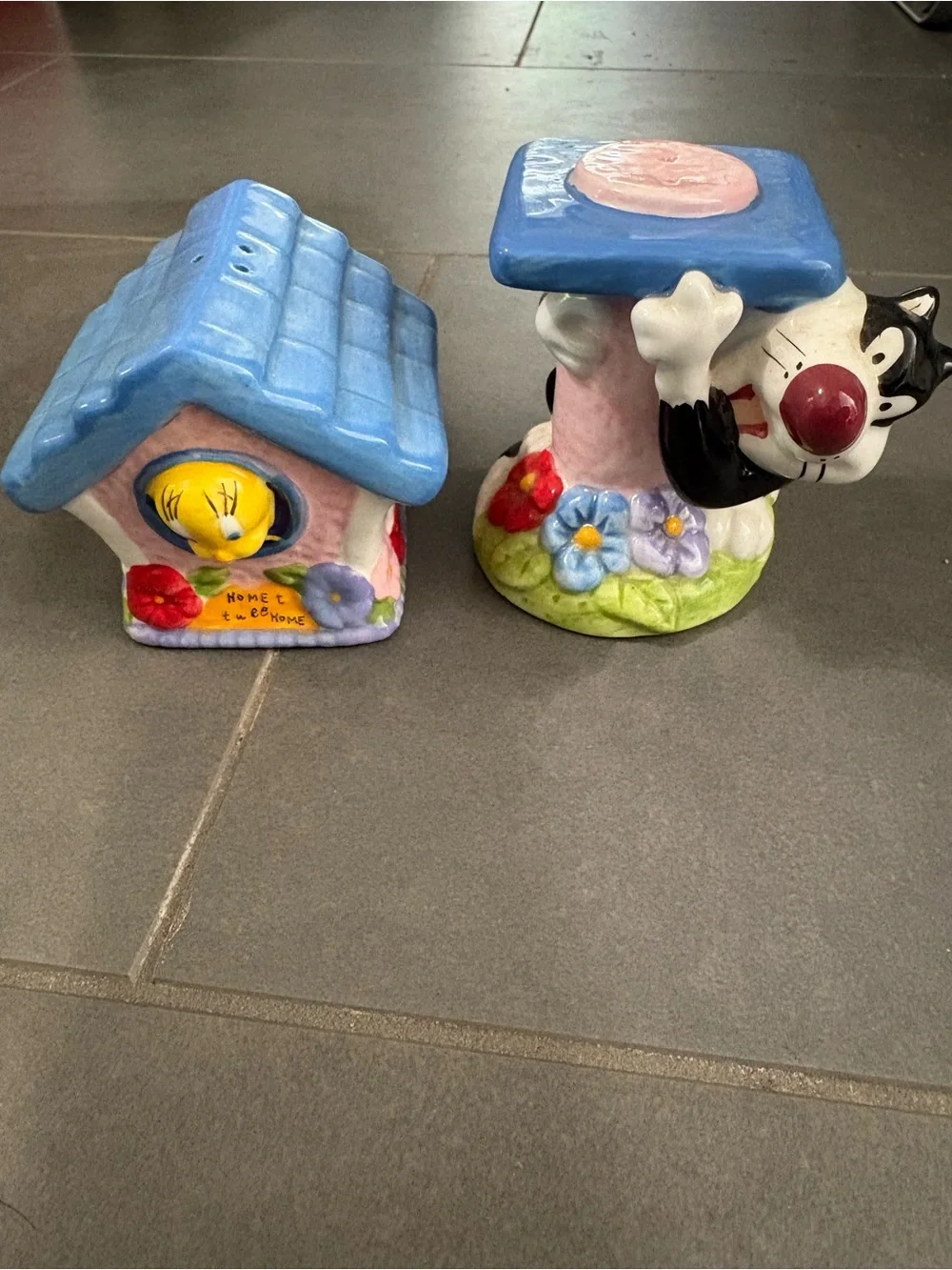 Tweety & Sylvester Ceramic Birdhouse Figurine - Pastel Colors. Salt & pepper
